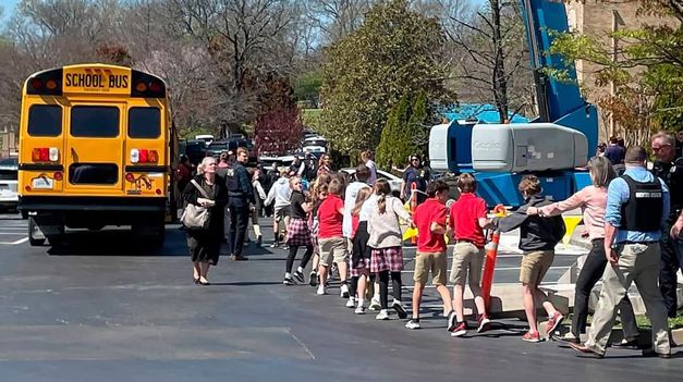 Estados Unidos: una mujer mató a tiros a tres chicos y tres adultos en una escuela primaria.&nbsp;