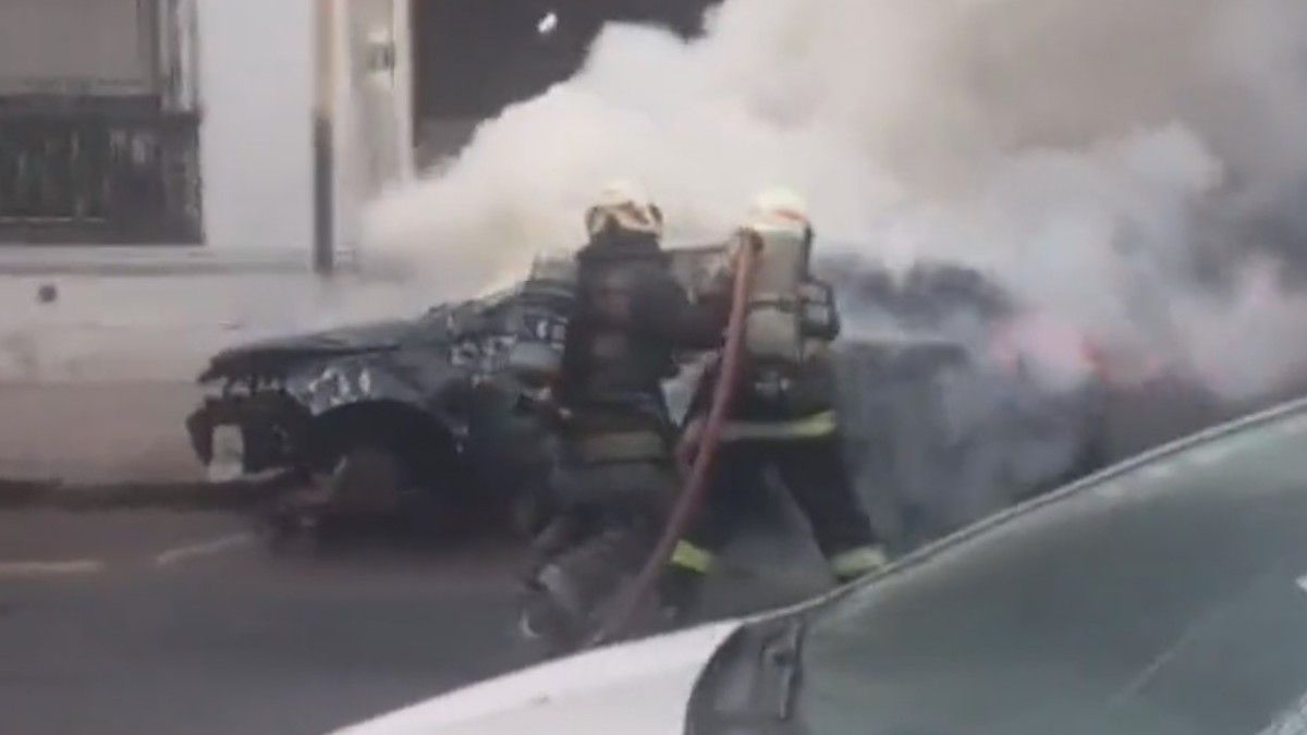 Voraz incendio en Flores: se prendió fuego un auto Voraz incendio en Flores: se prendió fuego un auto
