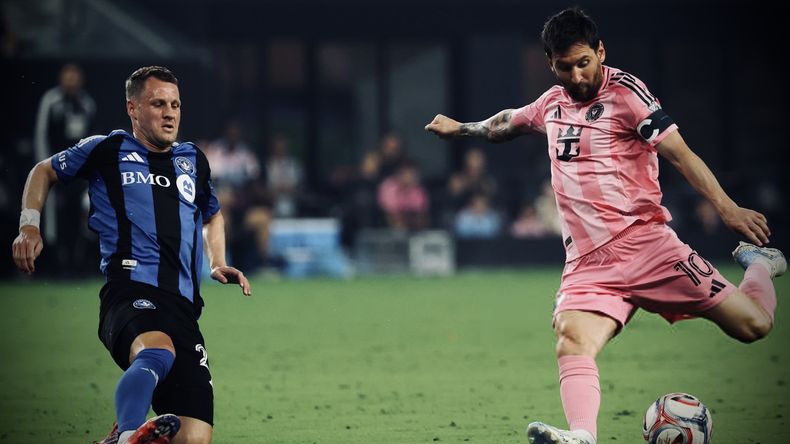 Lionel Messi metió dos goles de tiro libre para agigantar la leyenda.
