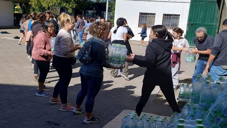 Los jóvenes ayudando en la distribución de las donaciones.