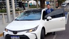 Martín Sebastián Palacios junto al Toyota Corolla. Martín Sebastián Palacios junto al Toyota Corolla.