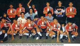 Domínguez vistiendo la camiseta de River junto a grandes figuras.