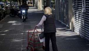 Los jubilados, uno de los sectores más golpeados por la pobreza en Argentina. Los jubilados, uno de los sectores más golpeados por la pobreza en Argentina.