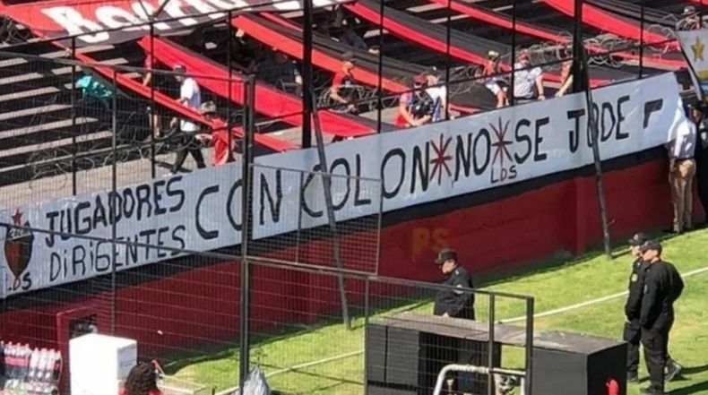 Una de las banderas con amenazas de la barra de Colón.