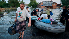 Las familias del sur de Ucrania fueron evacuadas fuera de la ciudad de Jersón. Las familias del sur de Ucrania fueron evacuadas fuera de la ciudad de Jersón.