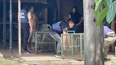 La Policía de Córdoba retira a los perros del domicilio de su dueño. La Policía de Córdoba retira a los perros del domicilio de su dueño.