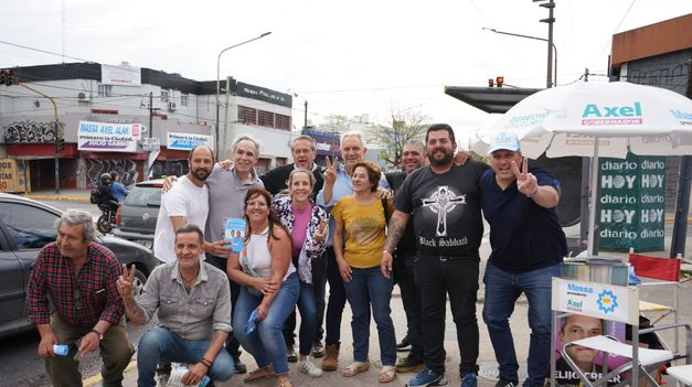 Julio Alak junto a los manifestantes.