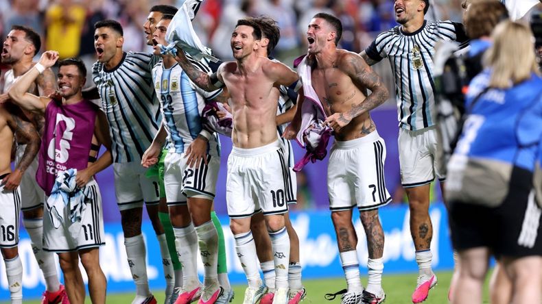 Festejo en la cancha y memes en las redes