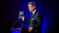 El juez Rosatti junto a la Constitución Nacional.&nbsp;