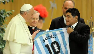 Diego Maradona le obsequia una camiseta al papa Francisco. Diego Maradona le obsequia una camiseta al papa Francisco.
