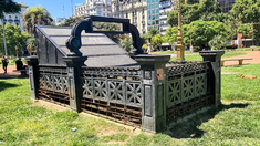 El antiguo cartel que anunciaba el ingreso a la Puesto Retransmisor N° 1 del Correo Neumático de Buenos Aires desapareció en el tiempo. El antiguo cartel que anunciaba el ingreso a la Puesto Retransmisor N° 1 del Correo Neumático de Buenos Aires desapareció en el tiempo.