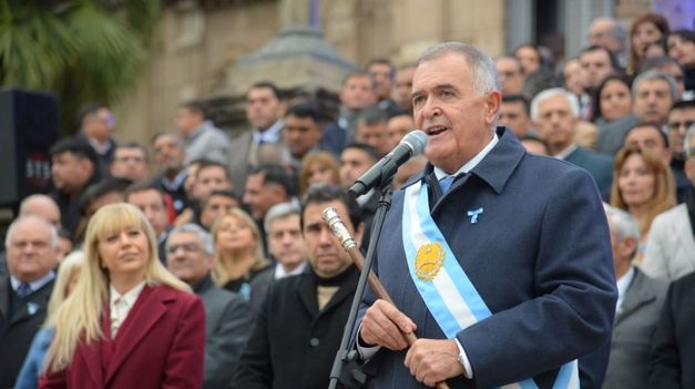 Osvaldo Jaldo en la explanada de la casa de Gobierno de Tucumán.