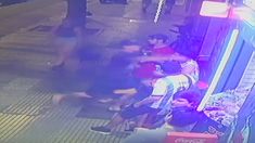 El incidente quedó registrado por las cámaras de seguridad del lugar.