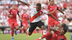 Borja, de River, se metió en el área y se tiró al piso ante la marca de Galván. Borja, de River, se metió en el área y se tiró al piso ante la marca de Galván.
