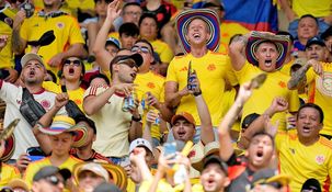 Los hinchas colombianos deplegaron una bandera que decía argentinos hijos de puta Los hinchas colombianos deplegaron una bandera que decía argentinos hijos de puta