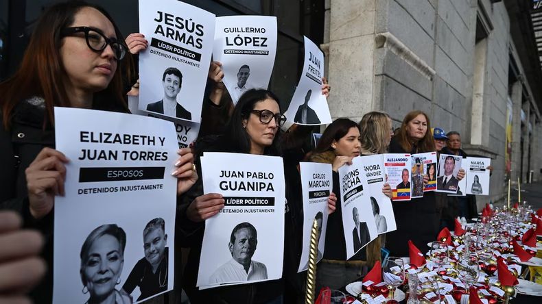 Venezolanos exiliados en España exigieron la liberación de los presos políticos del régimen de Nicolás Maduro.