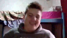 El incómodo momento de un streamer en vivo que se volvió viral: ¿No ves que estoy por dormir, p...?. El incómodo momento de un streamer en vivo que se volvió viral: ¿No ves que estoy por dormir, p...?.