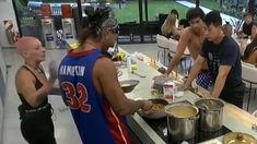 Los participantes se están quedando sin comida y surgió una inesperada propuesta. Los participantes se están quedando sin comida y surgió una inesperada propuesta.