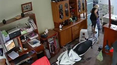 La moto causó destrozos en el comedor de la propiedad. La moto causó destrozos en el comedor de la propiedad.