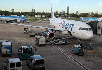 El conflicto entre la mujer y los empleados de la aerolínea Jetsmart comenzó en zona de embarque. El conflicto entre la mujer y los empleados de la aerolínea Jetsmart comenzó en zona de embarque.