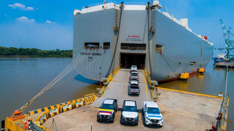 Nissan Argentina embarca las primeras unidades de su pickup Frontier a Colombia.