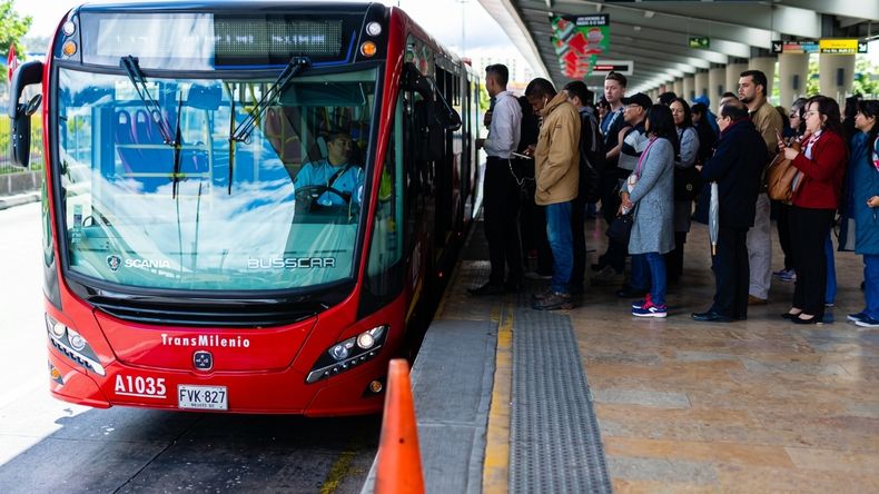 El momento viral de una mujer que quiso subir con un lavarropas al colectivo y la rechazaron.