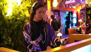 La música y los DJ sets forman parte de la dinámica del lugar.