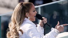 Jennifer López cantó en la asunción de Joe Biden y expresó en español: Libertad y justicia para todos Jennifer López cantó en la asunción de Joe Biden y expresó en español: Libertad y justicia para todos