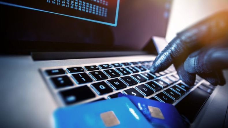 Los correos falsos suelen advertir sobre pedidos demorados o cuentas suspendidas para inducir a los usuarios a ingresar a sitios clonados.