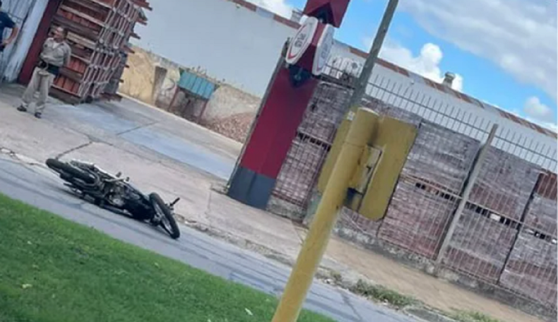 Un joven murió tras perder el control de su moto en La Plata.