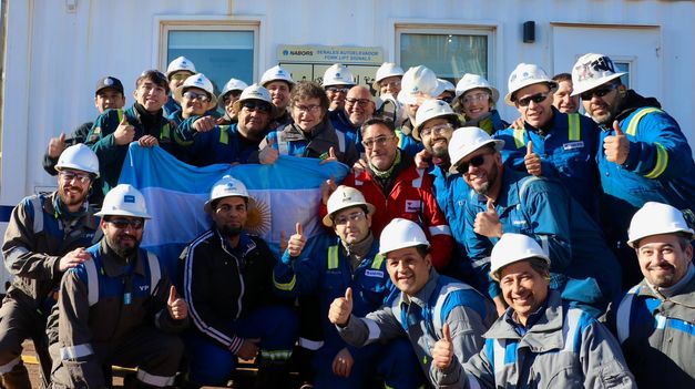 Milei se fotografió con los trabajadores de YPF en Vaca Muerta.&nbsp;