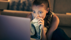 Gökhan como un hombre común que trabaja en una tornería, además de jugar fútbol con sus amigos. Pero su vida cambia drásticamente cuando recibe un mensaje de otro participante de la red social Soultouch, a la cual se unió para compartir ideas sobre espiritualidad. Gökhan como un hombre común que trabaja en una tornería, además de jugar fútbol con sus amigos. Pero su vida cambia drásticamente cuando recibe un mensaje de otro participante de la red social Soultouch, a la cual se unió para compartir ideas sobre espiritualidad.