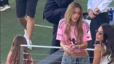 De Paul, acompañado por Tini Stoessel y sus hijos, fue presentado en Inter Miami en el estadio De Paul, acompañado por Tini Stoessel y sus hijos, fue presentado en Inter Miami en el estadio