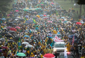 El impacto de un rayo provocó lesiones en participantes de marcha pro-Bolsonaro en Brasilia.