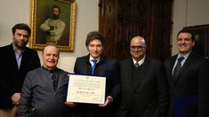 Javier Milei recibió la distinción en la Casa Rosada. Javier Milei recibió la distinción en la Casa Rosada.