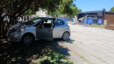 El Peugeot 208, de Juan Martín Lilli, impactó contra un local de comida rápida cerca de Plaza Moreno. El Peugeot 208, de Juan Martín Lilli, impactó contra un local de comida rápida cerca de Plaza Moreno.