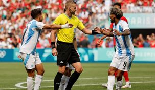 Quién es el árbitro que anuló el gol de Argentina en el polémico debut frente a Marruecos
