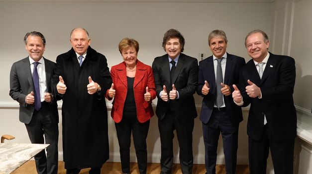 La directora gerente del FMI, Kristalina Georgieva, junto al presidente Javier Milei y funcionarios del Gobierno.