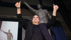 Chilavert frente a la estatua que le realizó Vélez Sarsfield. Chilavert frente a la estatua que le realizó Vélez Sarsfield.
