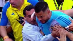 Romero se enojó y fue en busca de los socios que lo insultaron. Romero se enojó y fue en busca de los socios que lo insultaron.