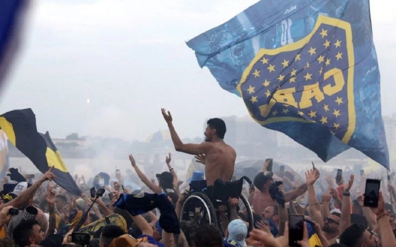 Los hinchas de Boca y un multitudinario banderazo en Brasil.