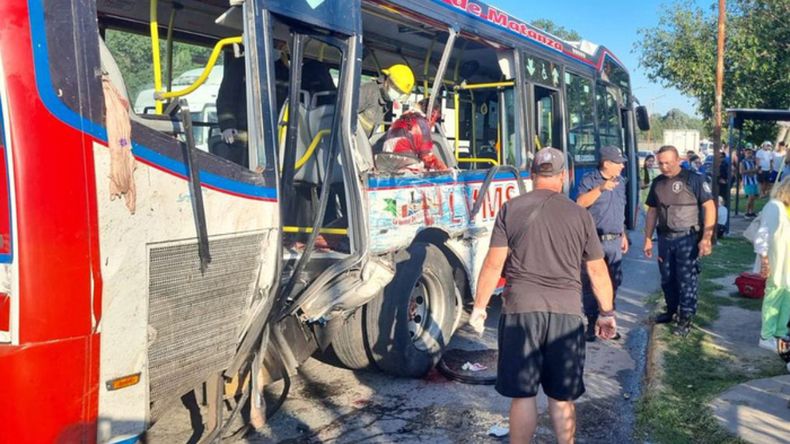 Choque en La Matanza: el chofer del camión que embistió al colectivo se negó a declarar y seguirá arrestado