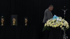 El presidente de la AFA en el velatorio de César Luis Menotti. El presidente de la AFA en el velatorio de César Luis Menotti.