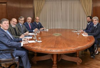 Luis Caputo junto a representantes de la Unión Industrial Argentina (UIA). Luis Caputo junto a representantes de la Unión Industrial Argentina (UIA).