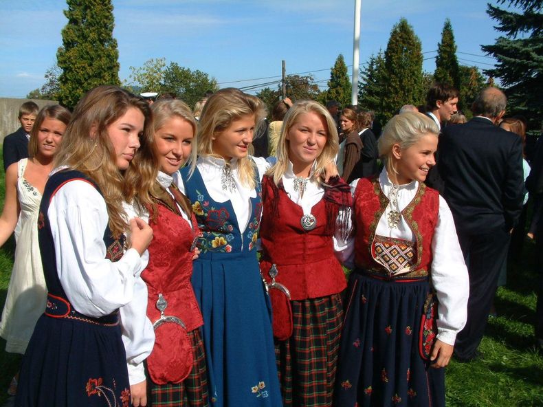 Algunos bunad, el traje tradicional de Noruega. Cada región tiene su propio diseño y estilo.