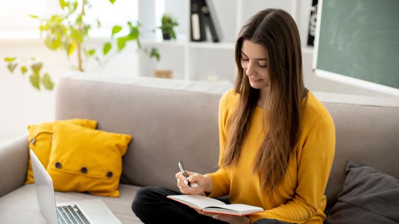 La manera en que una persona se expresa puede ofrecer señales claras sobre su nivel educativo, su personalidad y su capacidad para interactuar con los demás.