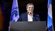 Caputo expuso en la Bolsa de Cereales de Buenos Aires.