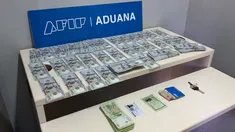 El dinero que el hombre intentaba sacar del pais escondido en sus medias. El dinero que el hombre intentaba sacar del pais escondido en sus medias.
