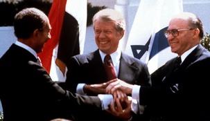 El presidente egipcio Anwar al-Sadat, el mandatario norteamericano James Carter y el primer ministro israelí Menachem Begin en la histórica firma del tratado de paz entre ambos países de Medio Oriente en 1979.