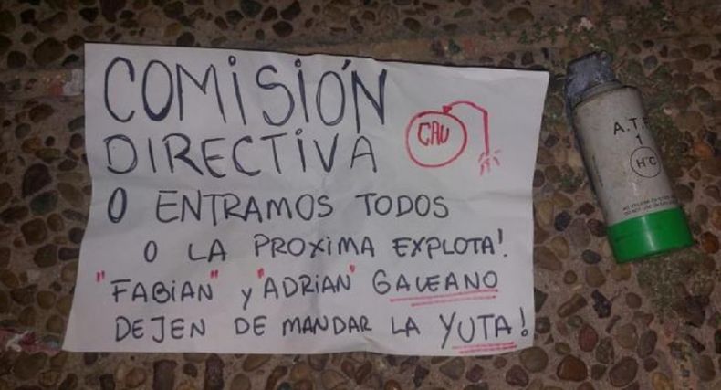 La carta junto al explosivo hallado en la puerta de la sede.